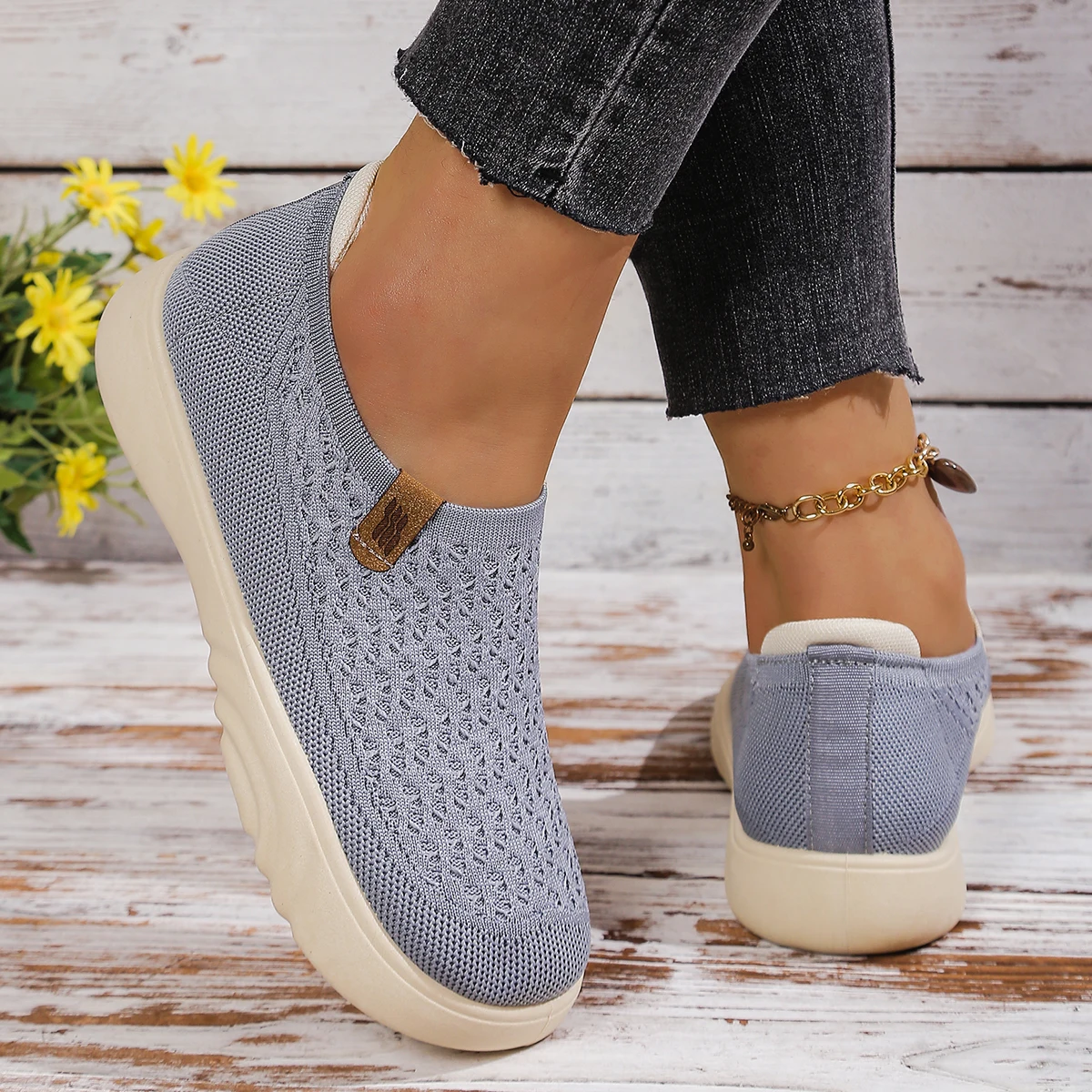 Traditional Beijing-style Woven Cloth Shoes with Breathable and Comfortable Soft Soles and Anti-Slip Properties