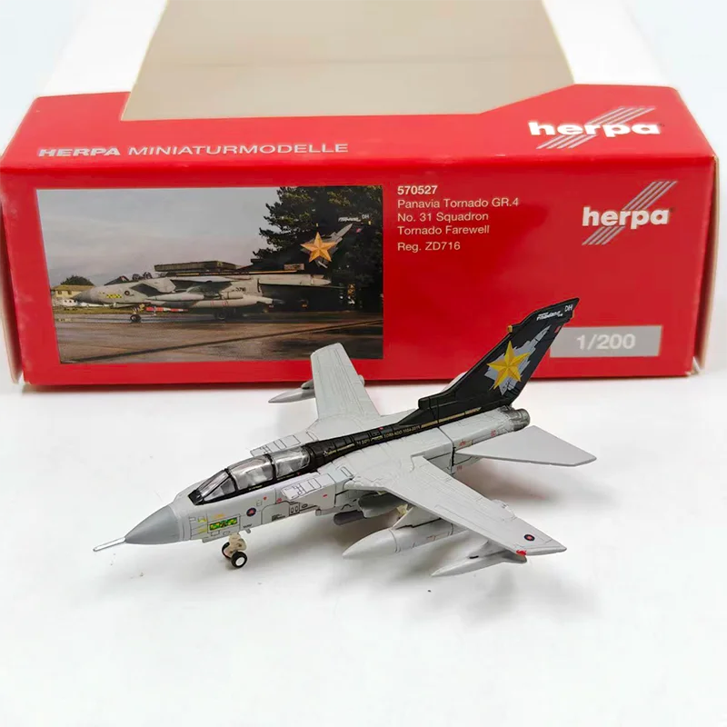 

Модель истребителя Herpa Panavia Tornado GR.4 ZD716 570527 в масштабе 1:200 для коллекций и демонстрации