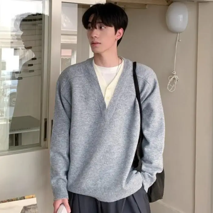 

Свободный крой, мужской вязаный свитер с глубоким V-образным вырезом, искусственный комплект из двух предметов, осень-зима, повседневный модный американский свитер для отдыха, полиэстер...