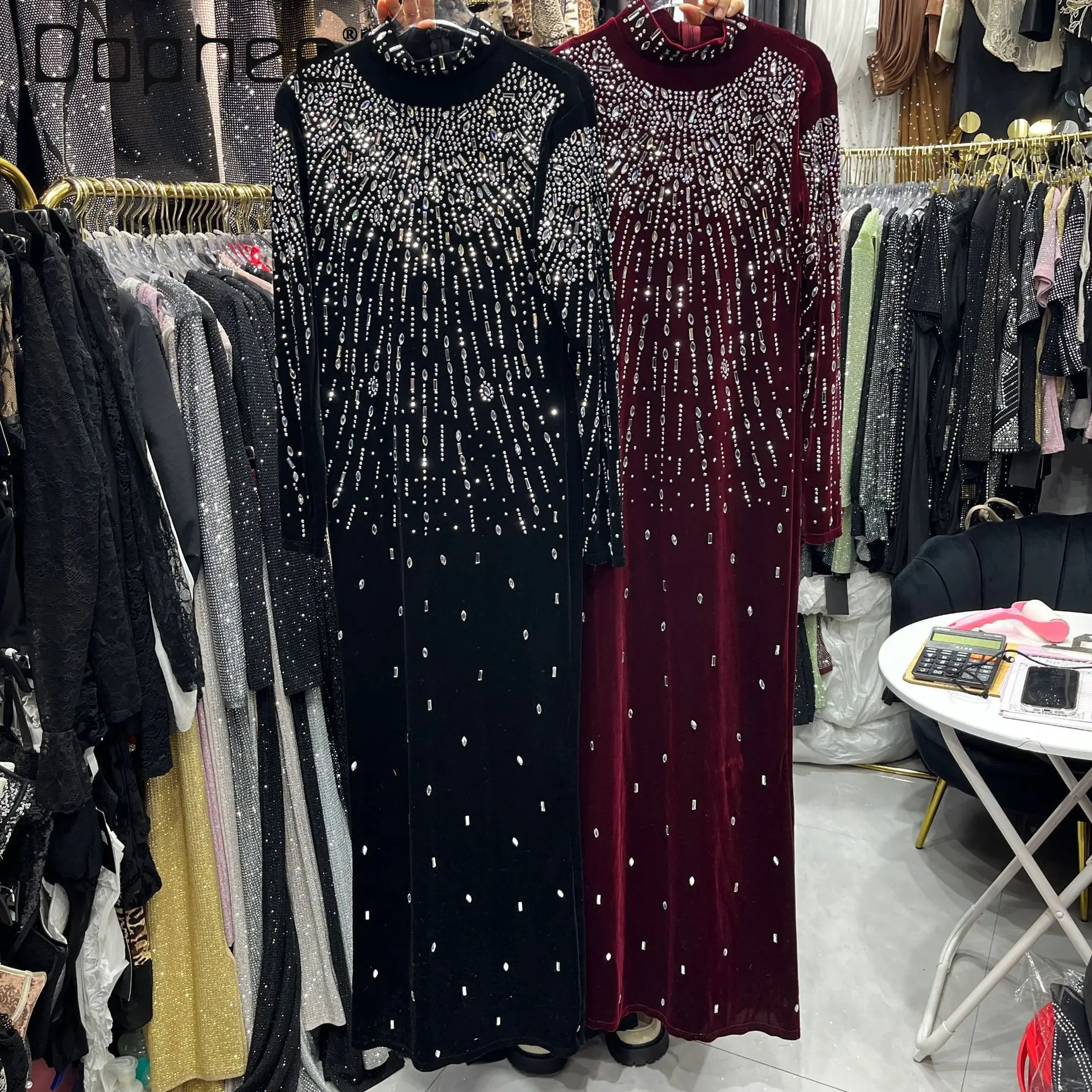 

Изысканное вечернее платье для торжественных мероприятий с богатой вышивкой бисером и стразами, из бархата, с длинными рукавами, завышенной талией, стройнящее, для женщин