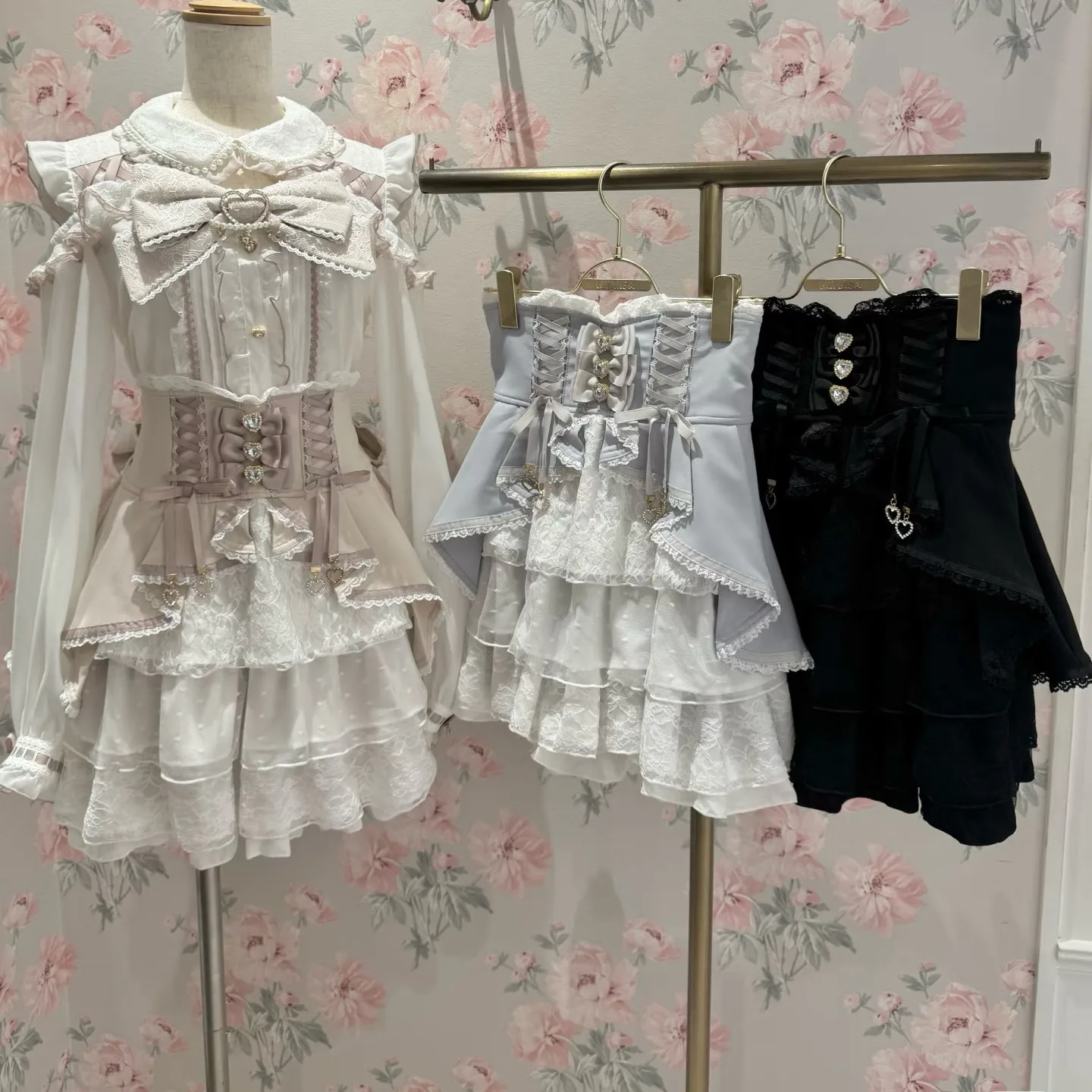 Süßer Kawaii Gothic Lolita Rock für Damen, Spitzen-Rüschenrock mit hoher Taille, Stufenrock mit Schleife, Perlenketten-Dekor, Niedlicher A-Linien-Minirock