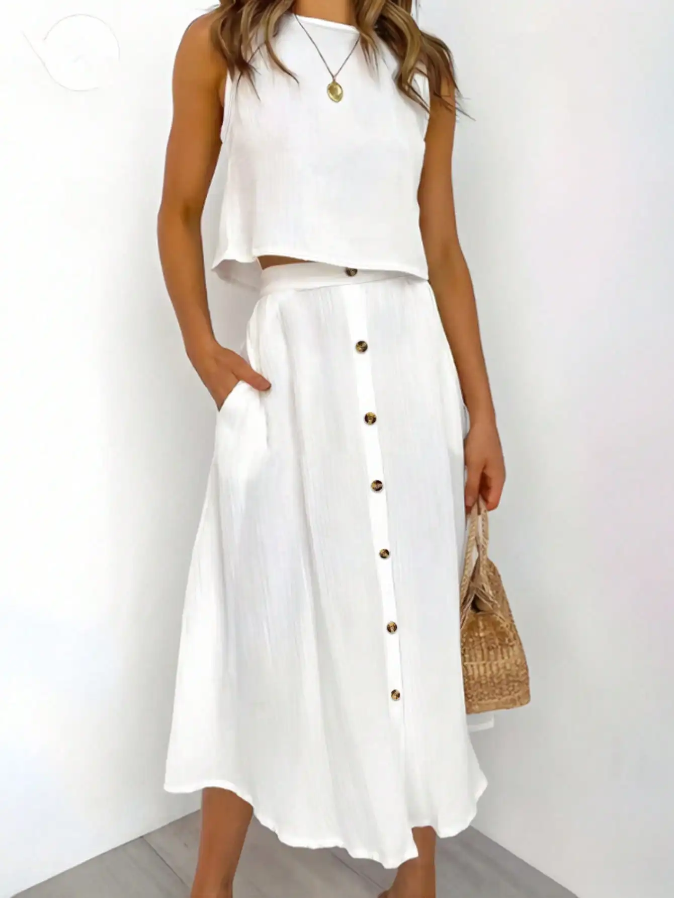 

Женский белый комплект из двух предметов: укороченный топ без рукавов и юбка миди А-силуэта на пуговицах для лета