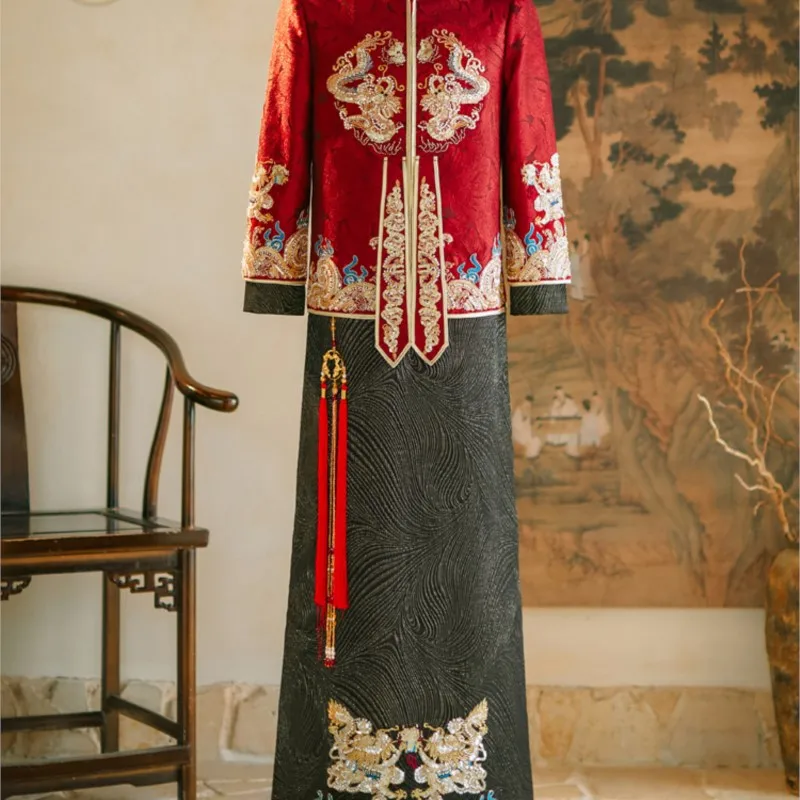 

The new Chinese-style wedding groom's formal dress and men's dragon phoenix