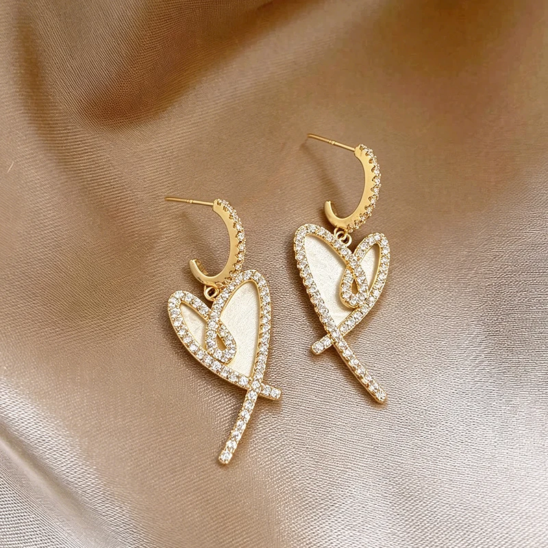 Goldfarbene Micro-Set Zirkon Unregelmäßige Herzförmige Hängeohrringe für Damen Modeschmuck Luxus-Accessoires Neues 2026 Design – Detail 3