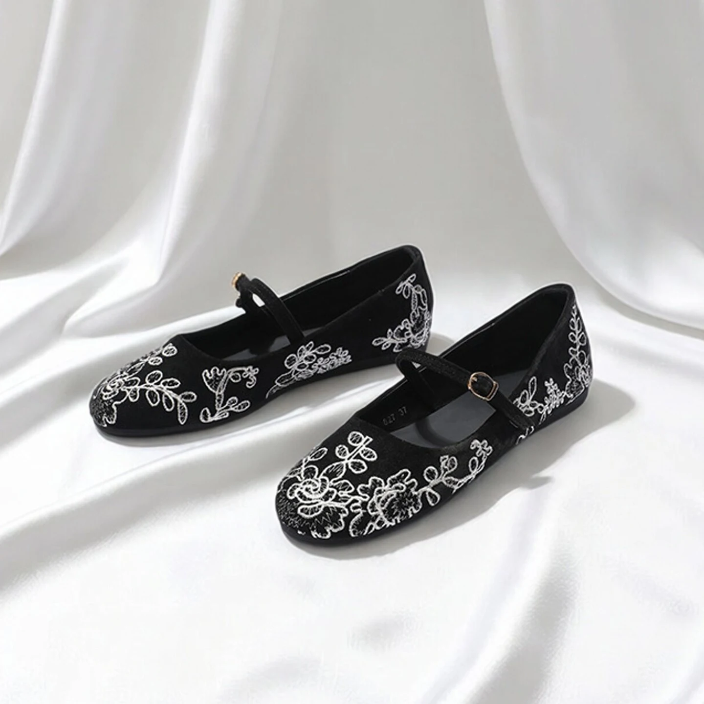 

Novelty Velvet Embroidered Floral Design Ballet Flats Women Comfort Round Toe Mary Jane Shoes Lightweight Soft Designer Loafers