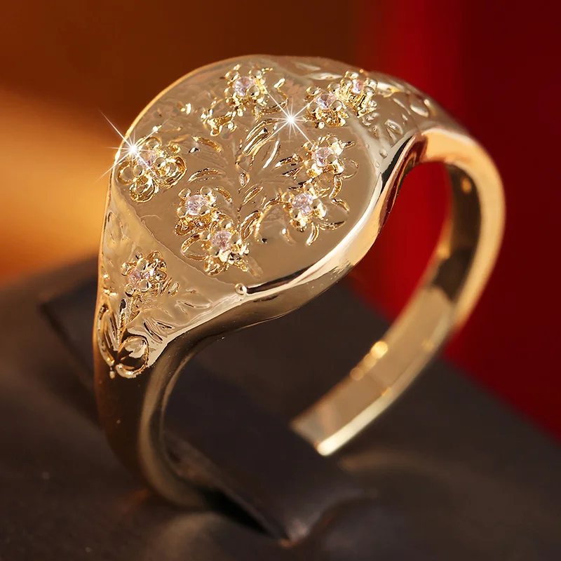 Exquisiter Luxus-Relief-Blumenring für Damen mit eingelegten synthetischen Zirkonakzenten, vergoldeter Ring, alltäglicher Modeschmuck.