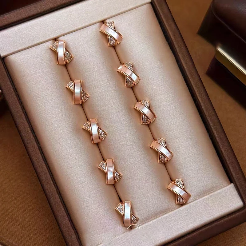 Roségoldfarbene, miteinander verschlungene Muschel-Zirkon-Mini-Metall-Ohrringe für Damen – Design-Sensation, modischer Luxus-Schmuck, vielseitiges Accessoire – Detail 6