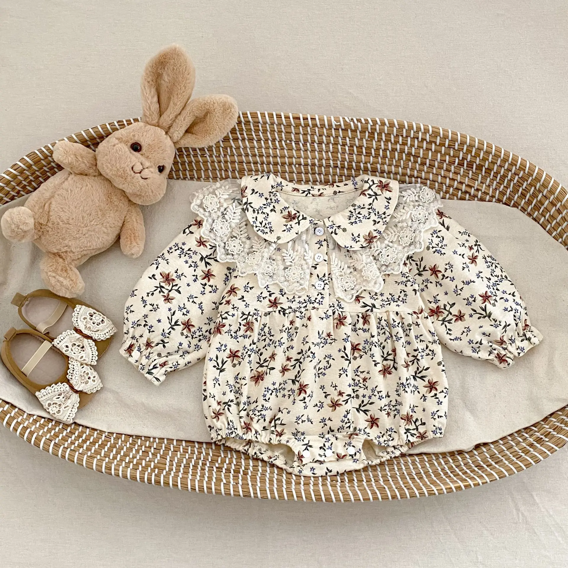 

2025 Autumn New Baby Girl Baby Brushed Flower Double Collar Long Sleeved Shirt Loose Triangle Jumpsuit Crawling Suit