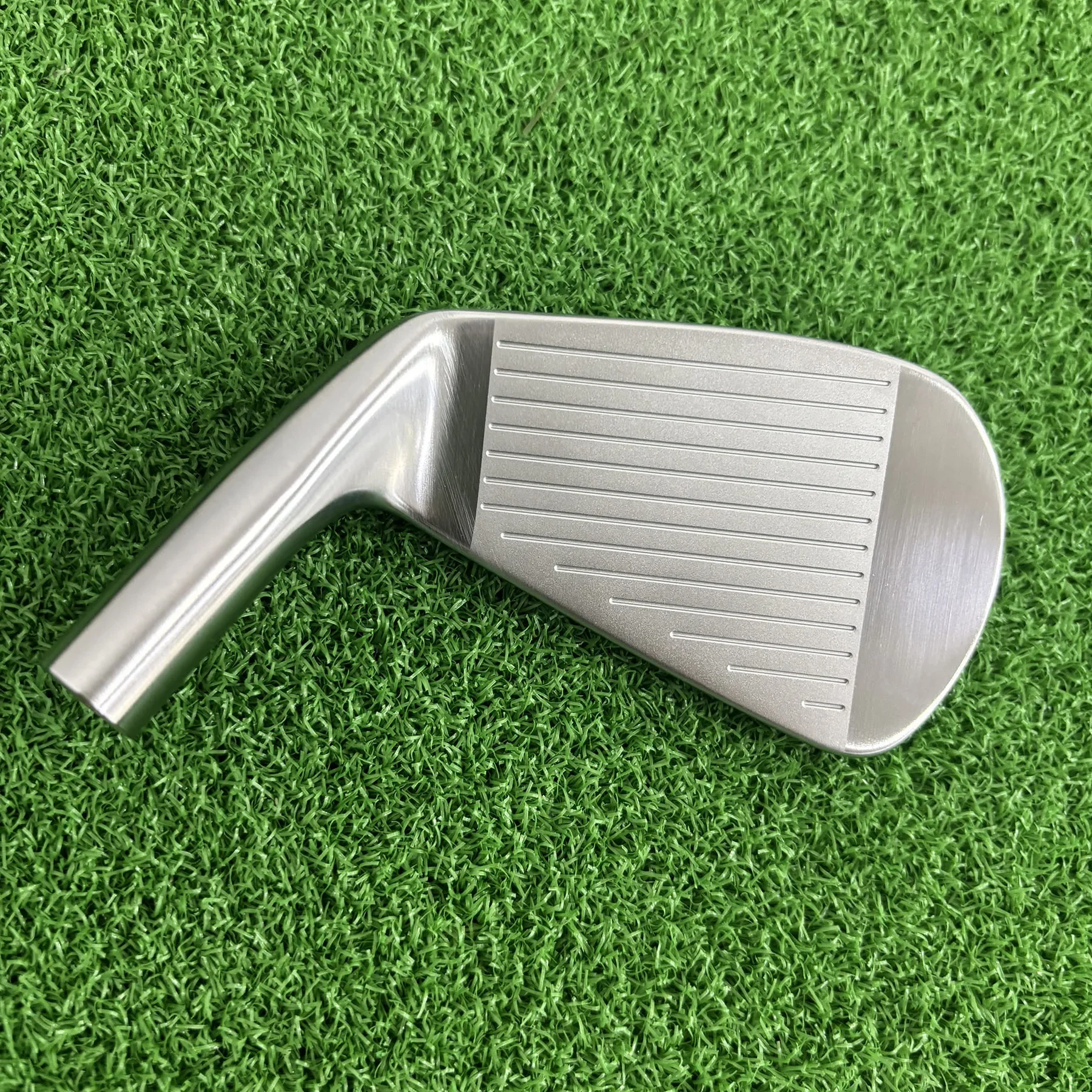 طقم مكاوي جولف TC-202 مكاوي كربون فضي مزورة # 4-PW (7 قطع) مع عمود جولف من الفولاذ والجرافيت للرجال #4