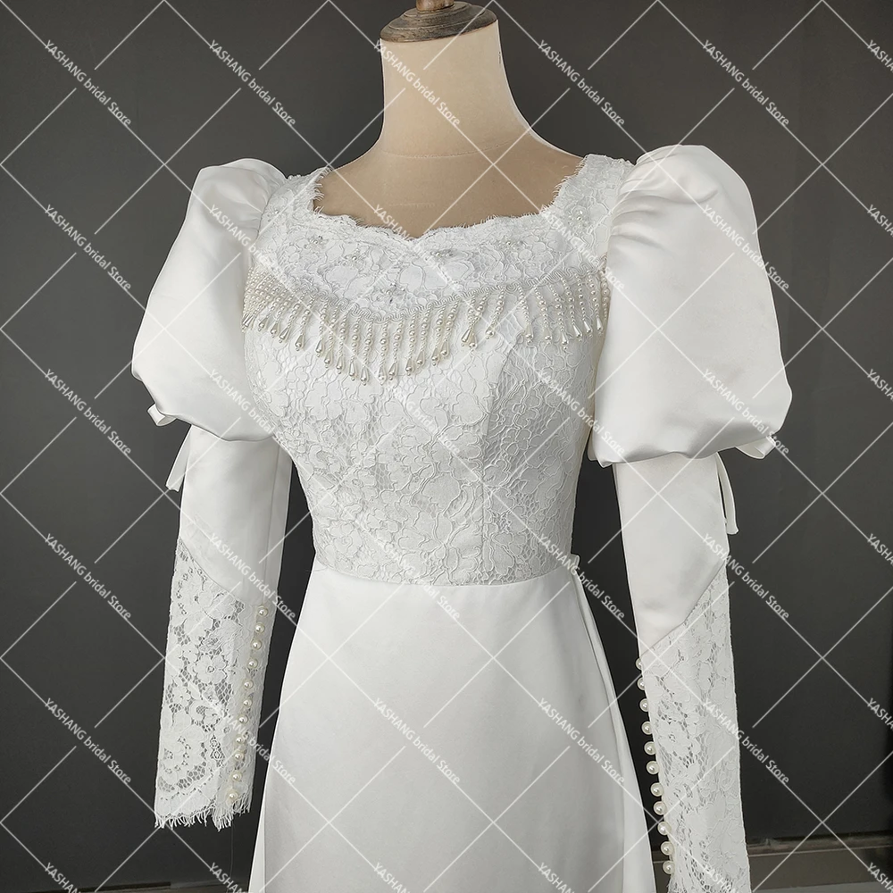 Maßgeschneiderte lange, klassische Brautkleider aus Satin mit Juliet-Ärmeln, quadratischer Ausschnitt, hoch-niedrige Spitze, Quasten, Korsettverschluss, Vintage-Brautkleid