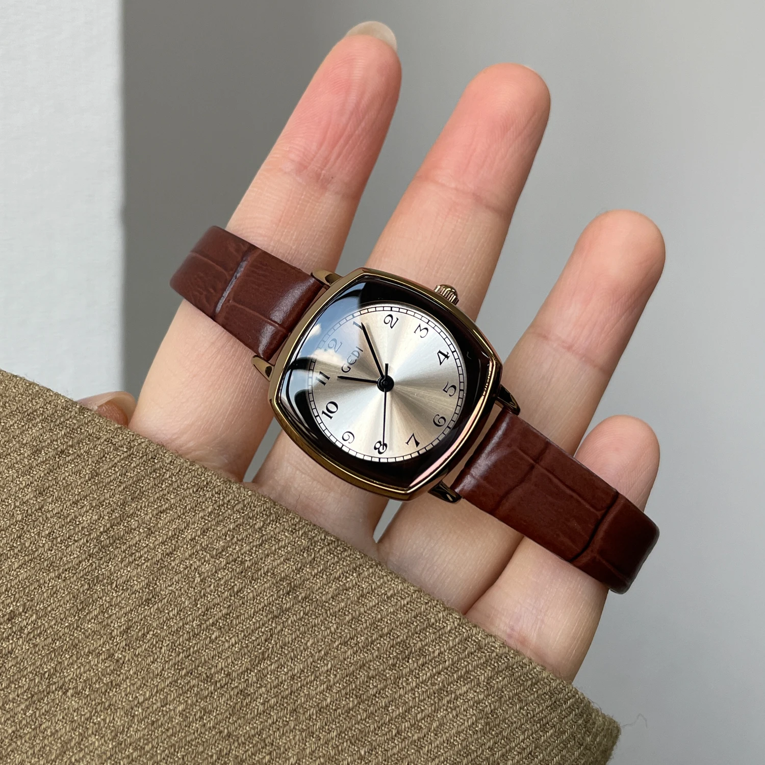 ساعة نسائية فاخرة على الطراز القديم-جودة عالية 2026 وصلت حديثًا ساعة يد نسائية بحزام جلدي كوارتز هدية نسائية #3