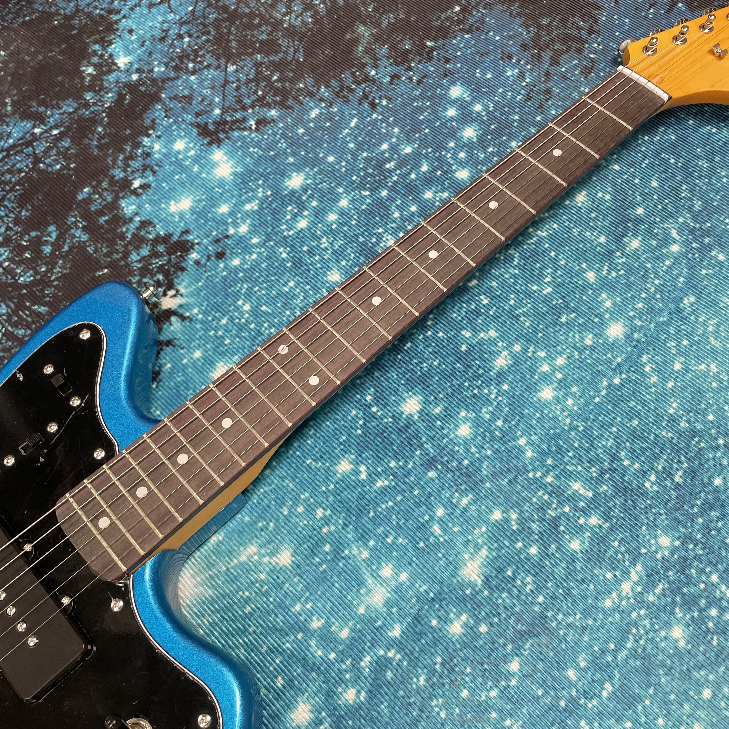 The blue circle black electric guitar, equipped with double-coil pickups guitars, is more suitable for some metal and pop rock e
