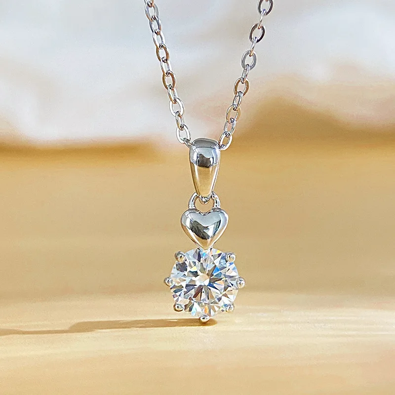 

Ожерелье из стерлингового серебра Moissanite S925, кулон, 1 карат, женская легкая роскошная корейская версия, стиль «Сердце к сердцу»