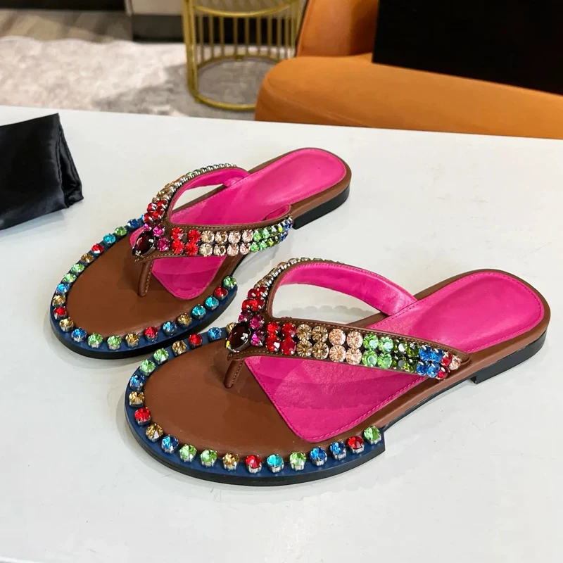 الملونة حجر الراين جولة تو شقة النعال امرأة الصيف 2026 الوجه يتخبط الماس صندل بتصميم روماني موضة أحذية نسائية فاخرة