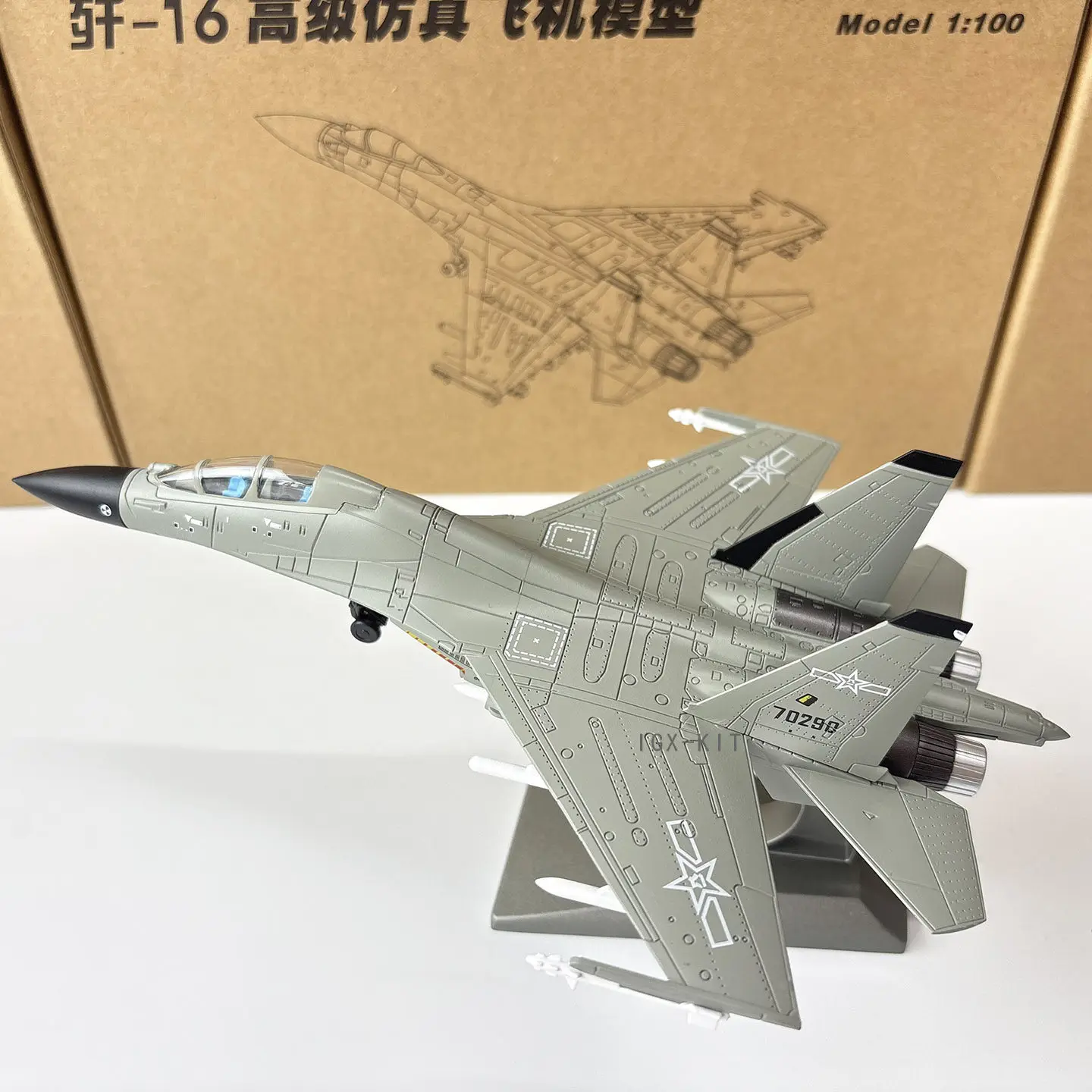 

1/100 Китай J-20 16 Истребитель J16 Самолет Несущийся на базе самолета Имитация сплава Статическая модель
