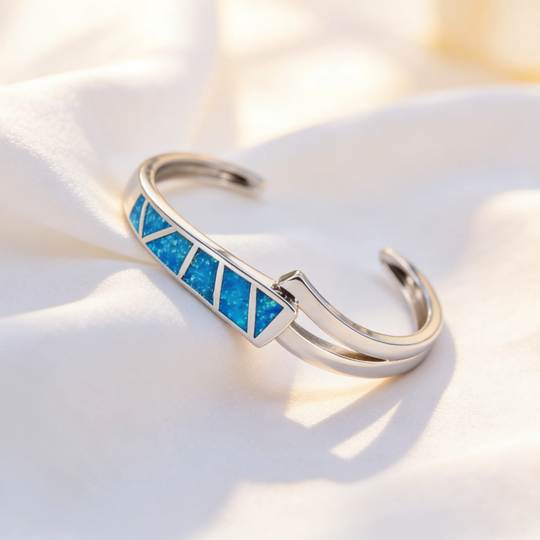 Elegant silver adjustable women\'s bracelet with unique design Jewelry is the best gift for birthdays anniversaries and holidays