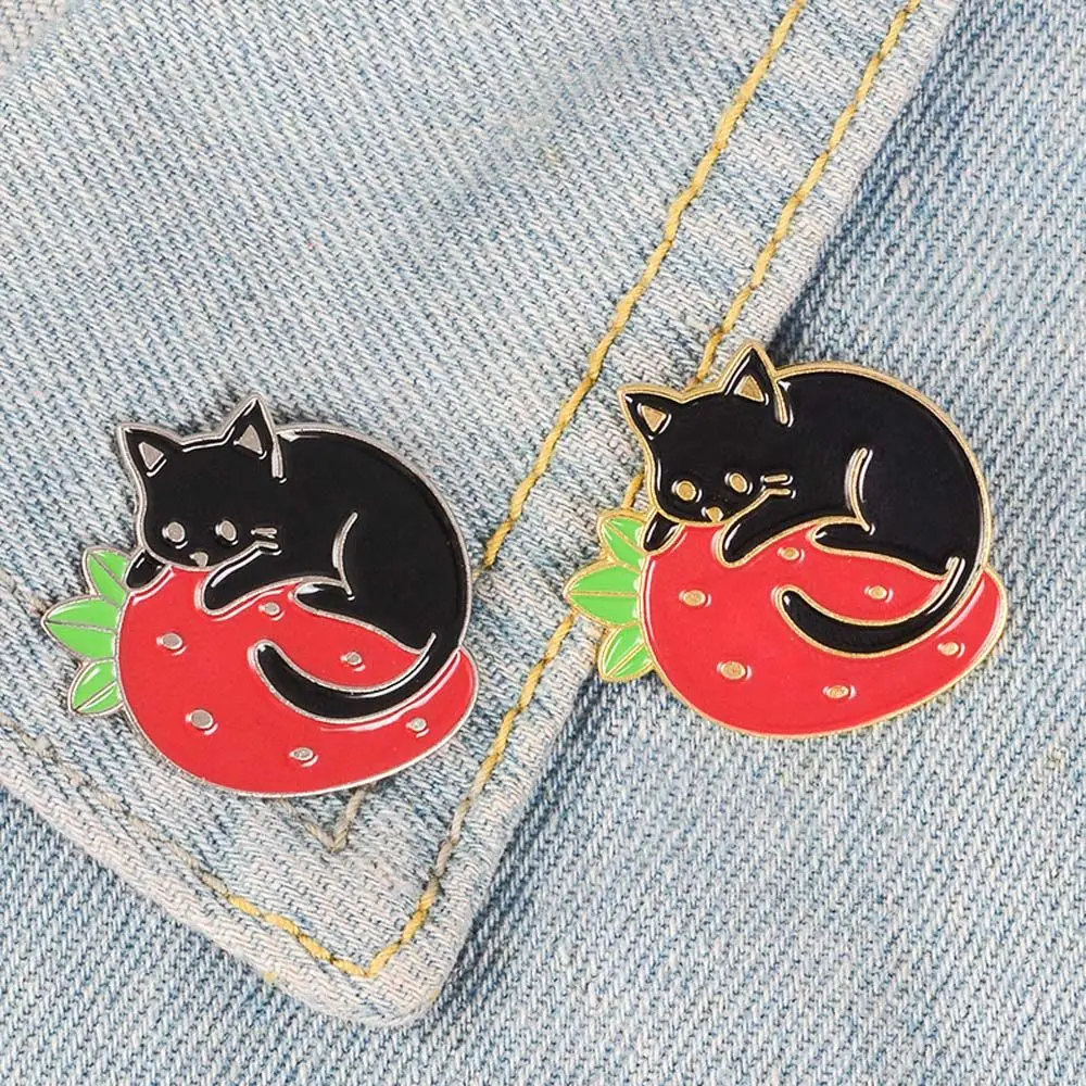 Pin de lapela dos desenhos animados para homens e mulheres, Strawberry Badge, Black Cat Brooch, Esmalte Broches, Presente