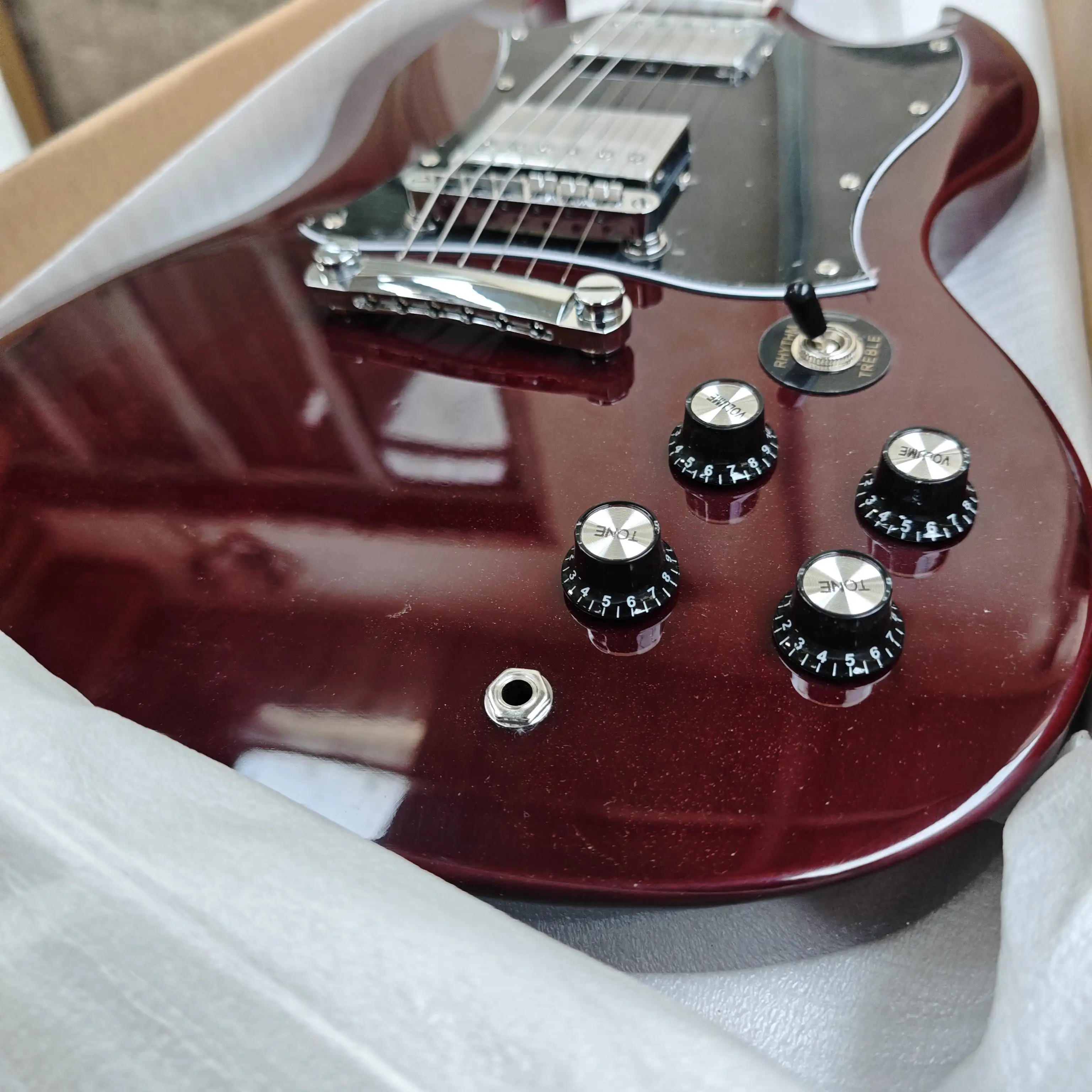 

Электрогитара SGS 40 дюймов, бордовая, с глянцевым покрытием, с грифом из палисандра и корпусом из персикового дерева