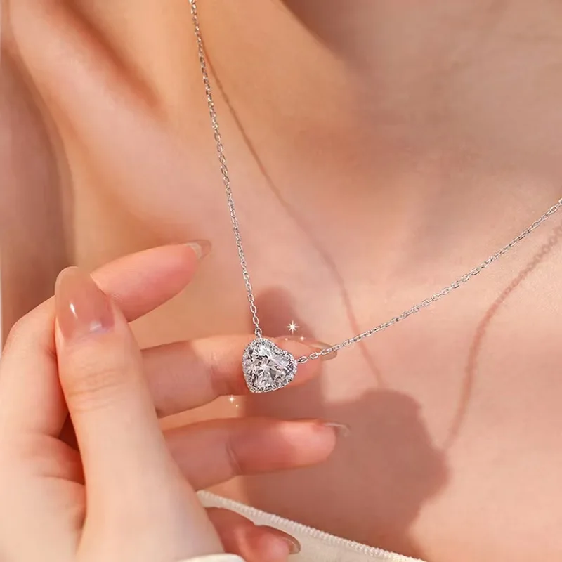 قلادة على شكل قلب لعيد الحب: 1 قيراط D اللون مويسانيتي لامع، S925 فضي مطلي بالذهب الأبيض هدية حب لها