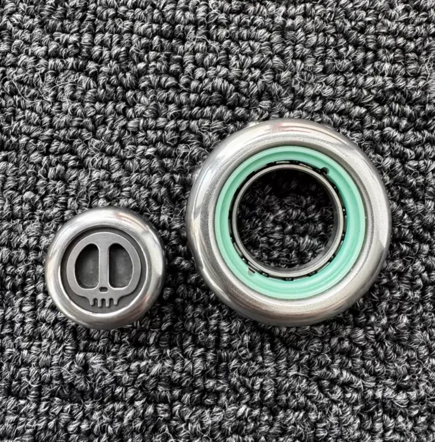 Used EDC Lautie Sam stainless steel+luminous ring spinner Fingertip gyroscope Decompression toys