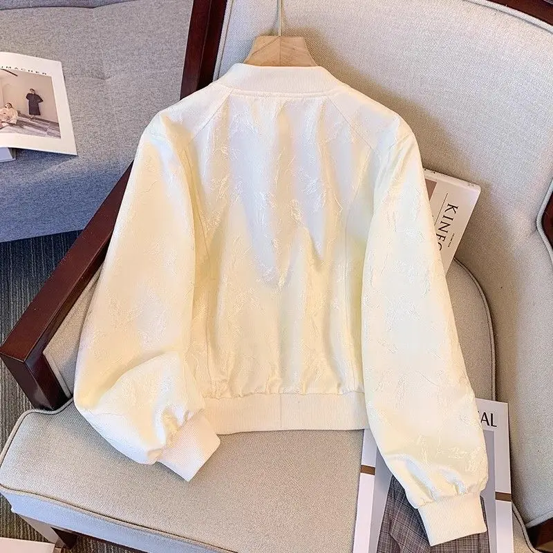 Nowa damska kurtka bejsbolówka w stylu chińskim na wiosnę i jesień, nowy styl, zapinana na guziki, z żakardowym wzorem.