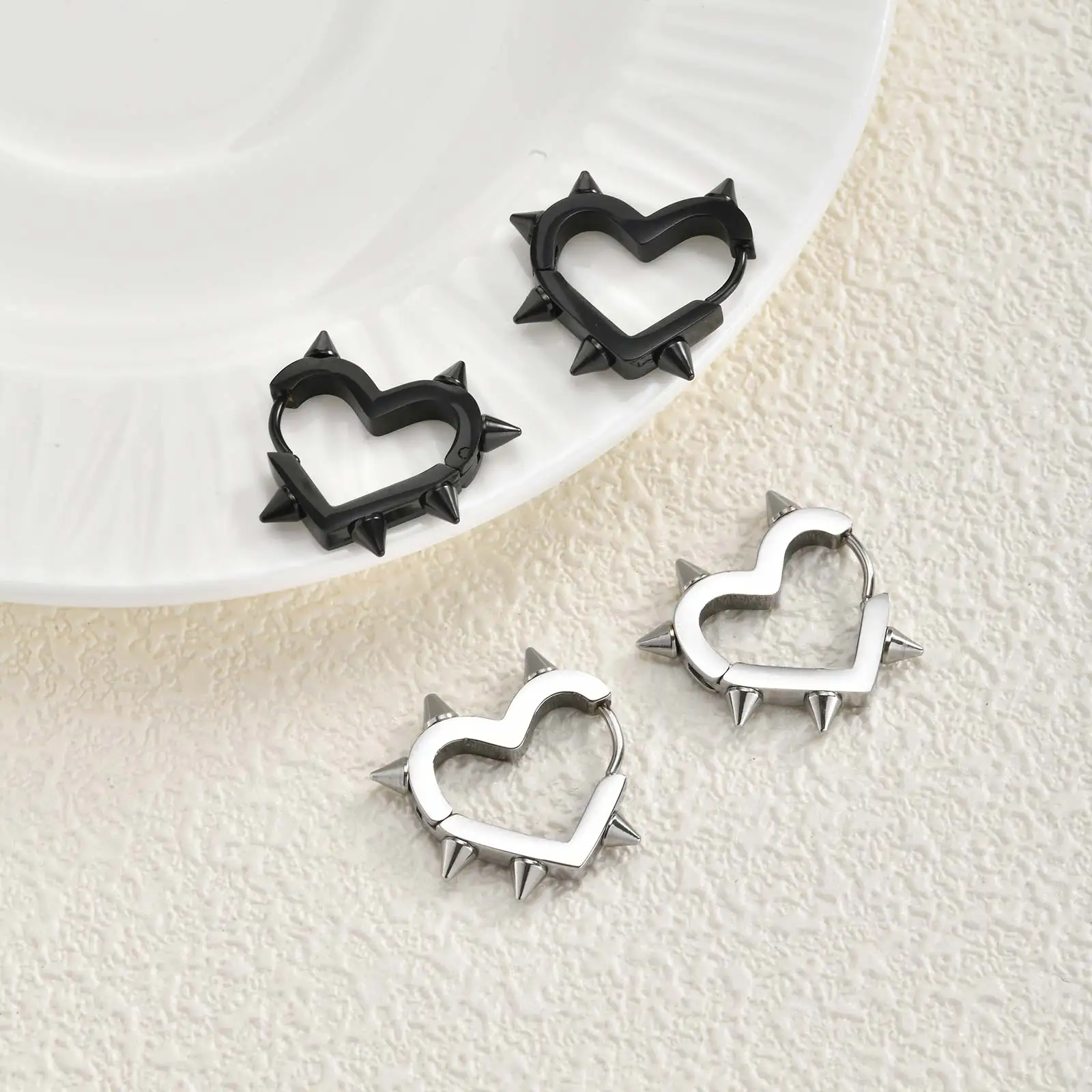 Kreative Gothic Punk Nieten Herz Creolen, Edelstahl Geometrische Piercing Ohrringe, Einzigartiger cooler Schmuck für Party – Detail 8