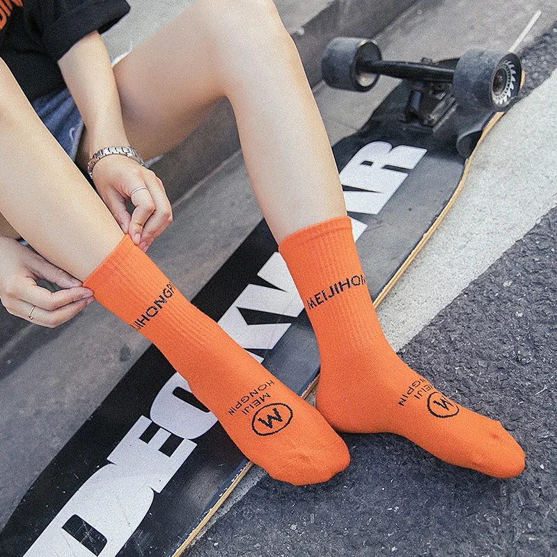 Mode Brief Harajuku Socken Unisex Frauen Männer Hiphop Straße Sport Crew Schwarz Weiß Hipster Beliebte Skateboard Baumwolle Socken