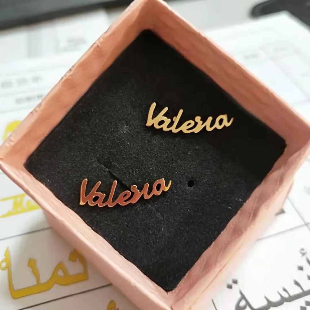 

Lateefah персонализирует перфорированные серьги с именем, именные таблички, ювелирные изделия, серьги-гвоздики из нержавеющей стали с персонализированным именем и буквами для wo