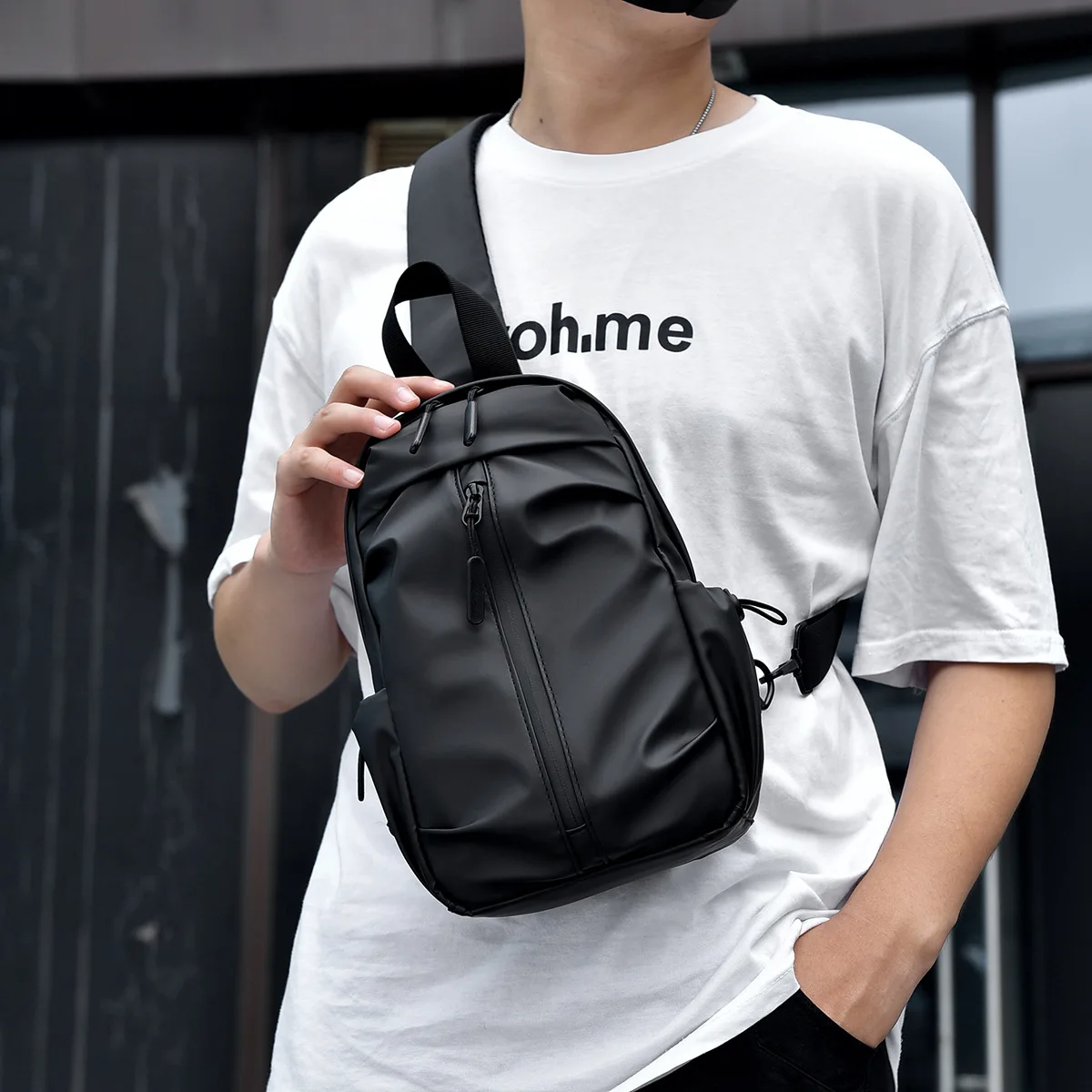 

Europe and the United States new men's chest bag leather black simple leisure messenger bag function trend men's bag.