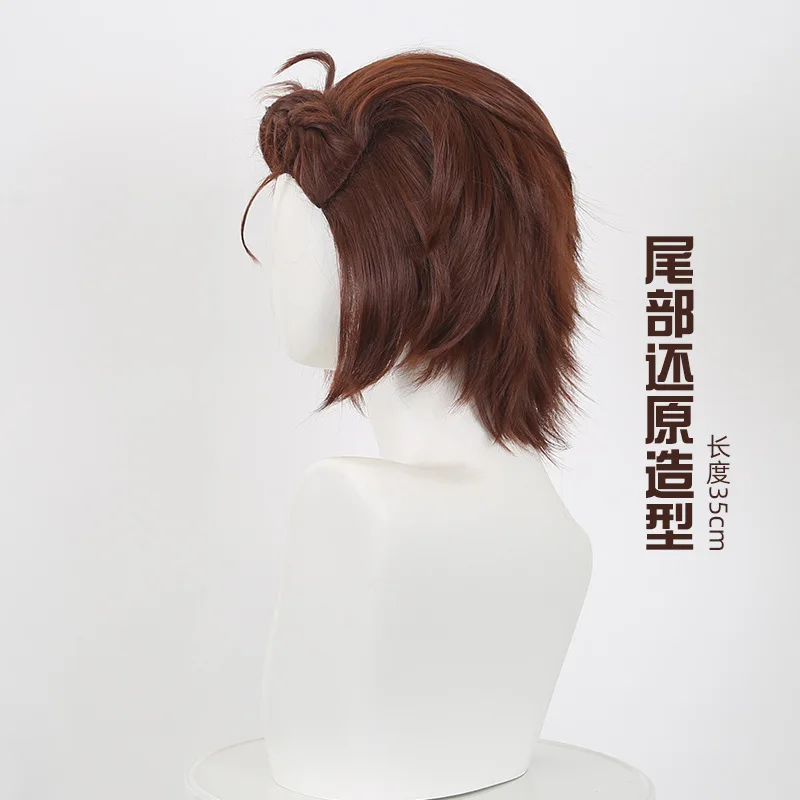 Medalist dorado termina su peluca de cosplay con estilo de pelo corto y rizado marrón