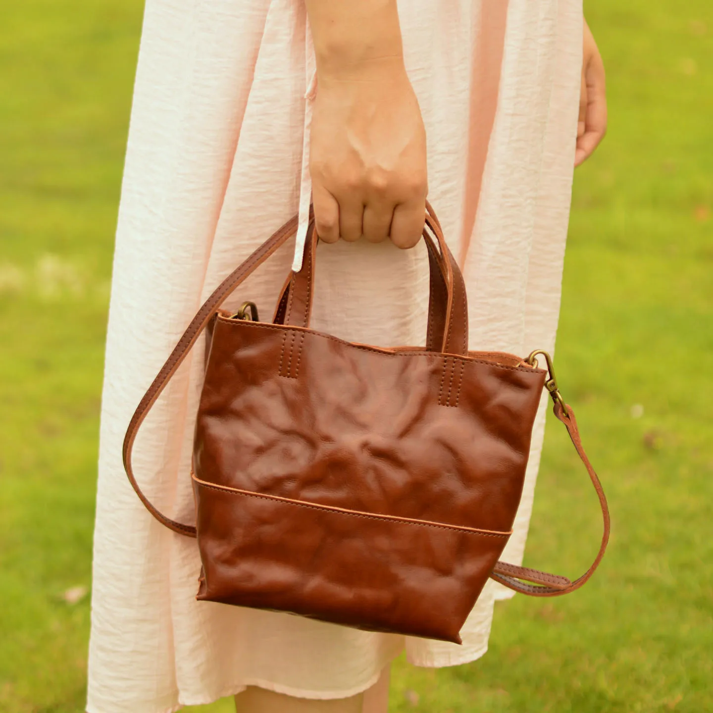 AETOO New crystal-tanned cowhide handbag, simple and fashionable, versatile. Double-layer inner compartment, top grain leather,
