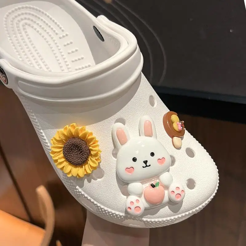 MINISO الكرتون الدب الصغير أرنب صغير الأحذية السحر DIY 3D ستيريو حذاء زهرة أبازيم الزخرفية انفصال الأطفال هدية