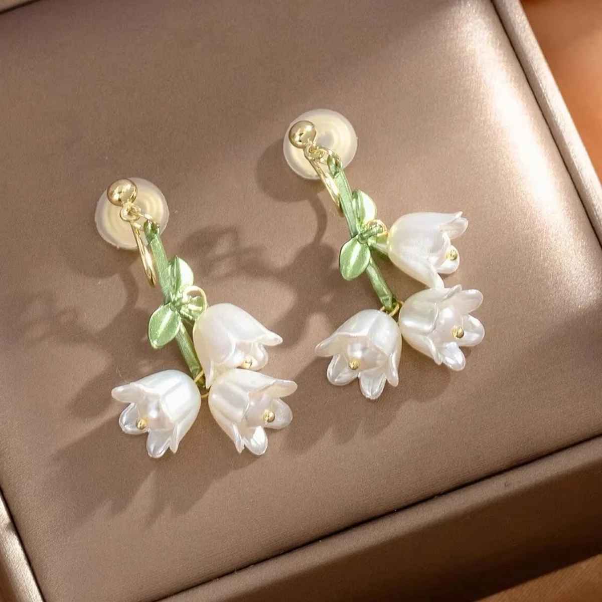White Tulip Green Leaves Drop Earrings For Women Pearly Lustre Flower Shape Long Tassel Trendy Earrings Y2K French Romantic