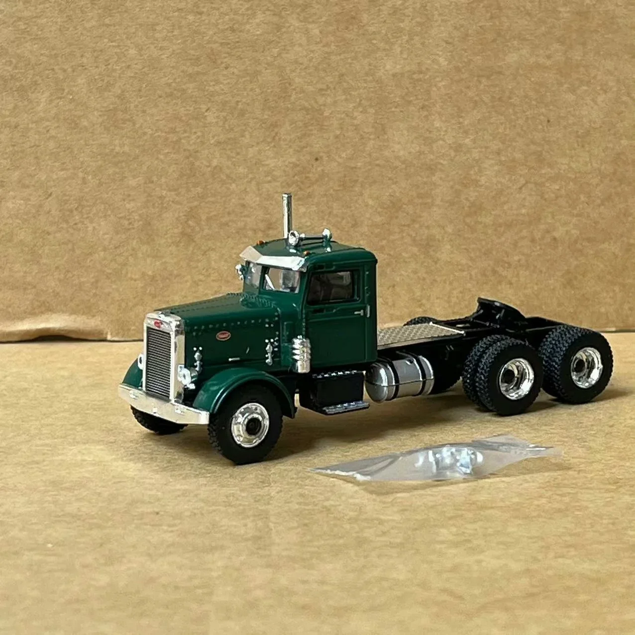 

1:87 Scale HO Peterbilt 281 Trailer Head Truck Plastic Car Model Collectible