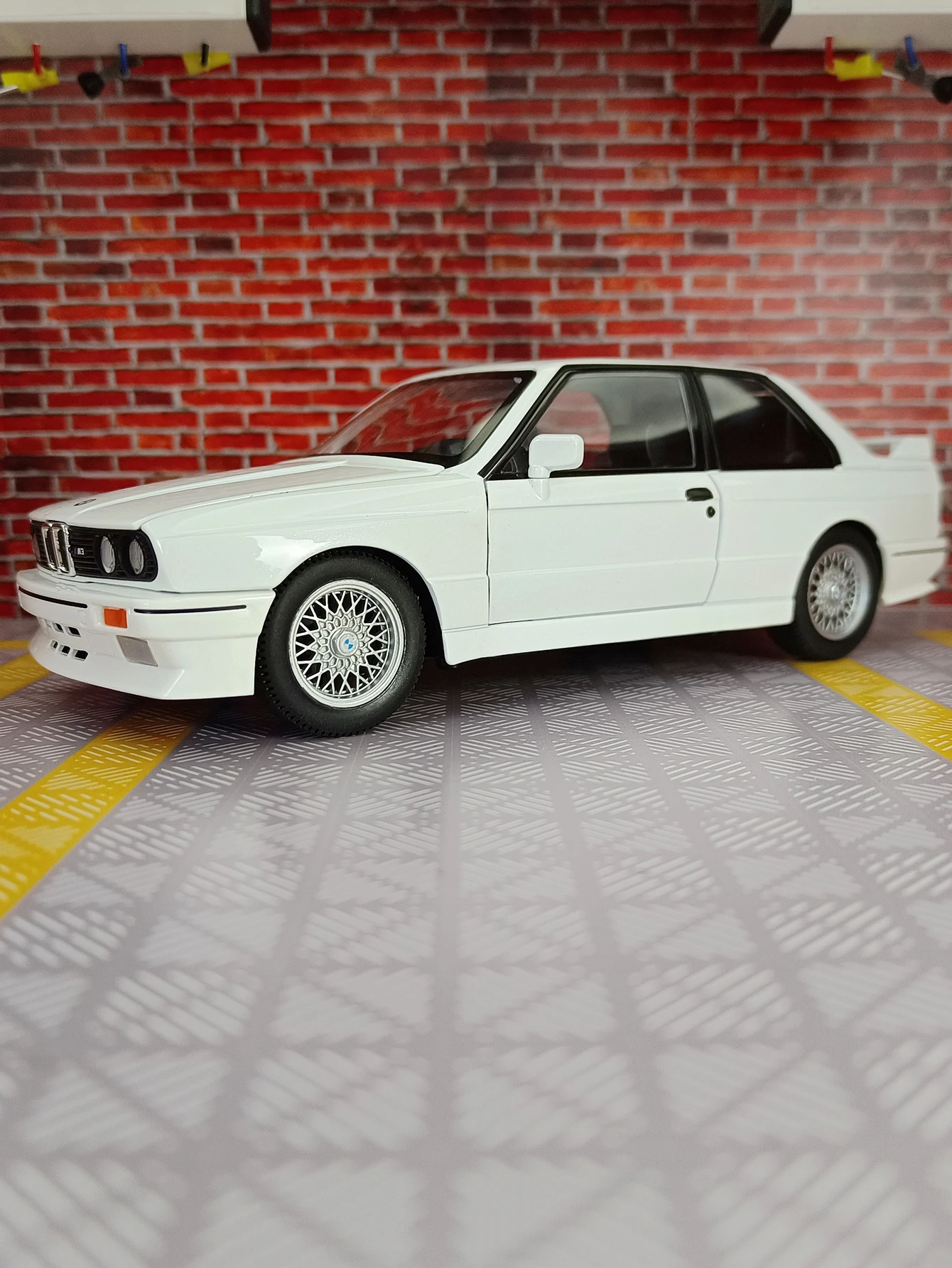 Simulación 1:24 BMW M3 E30 1988, adorno de modelo de coche de aleación, colección de puertas y capó de motor, el maletero se puede abrir