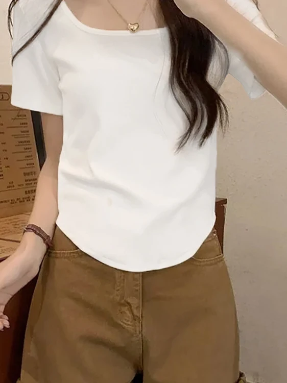 تي شيرت نسائي أسود برقبة على شكل حرف U وأكمام قصيرة، موضة صيفية، تصميم ضيق يغطي البطن، حافة سفلية منحنية، بسيط ومتناسق، على ا...