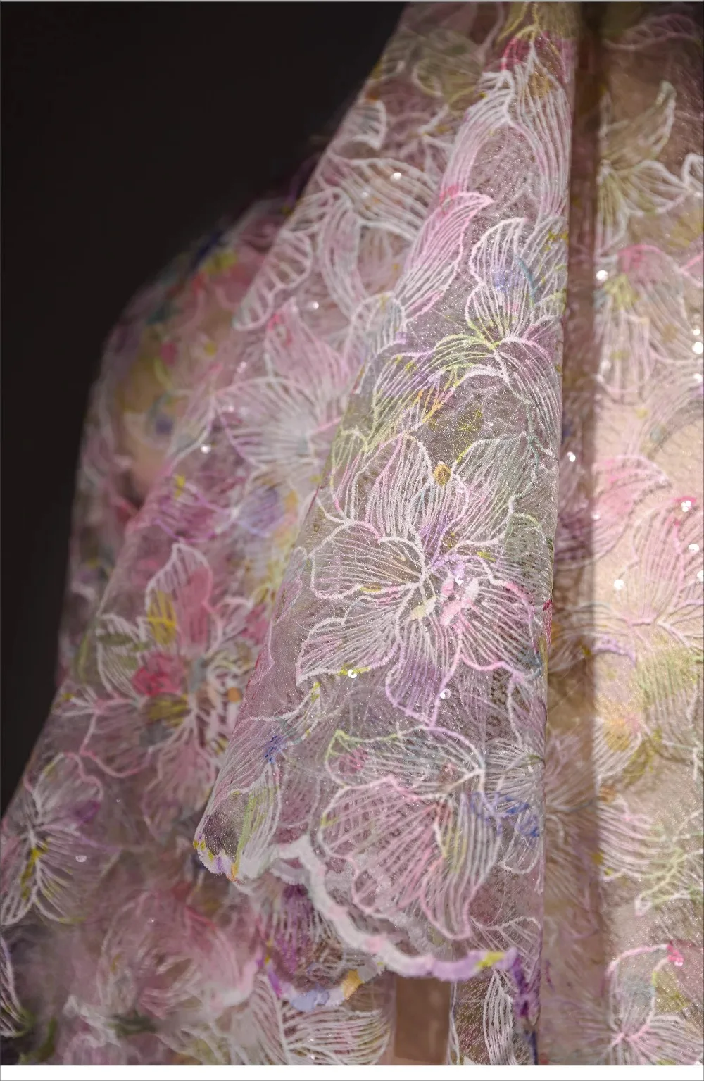 Lila-rosa Lilie bestickter Spitzen-Mesh-Stoff für transparentes Kleid, DIY-Kleidungsdesign