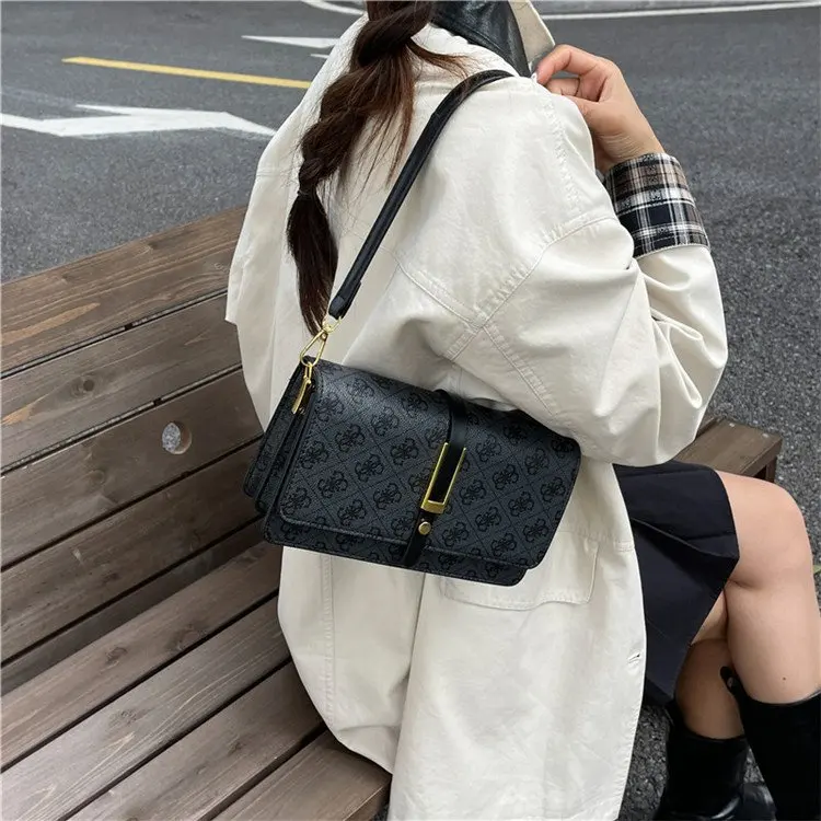 

Текстурированная минималистичная сумка для поездок на работу, компактный квадратный силуэт, верхняя ручка и регулируемый ремень, мягкая отделка, новинка 2026 года