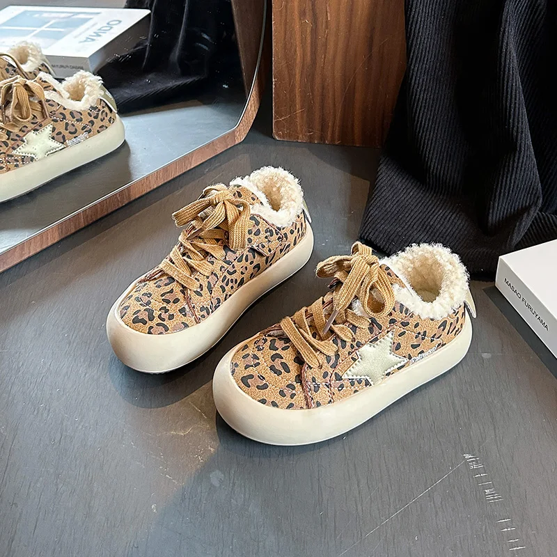 أحذية رياضية مخملية للأطفال موضة شتاء 2025 كورية نمط جديد للأولاد والبنات أحذية رياضية خارجية دافئة متعددة الاستخدامات غير قابلة للانزلاق