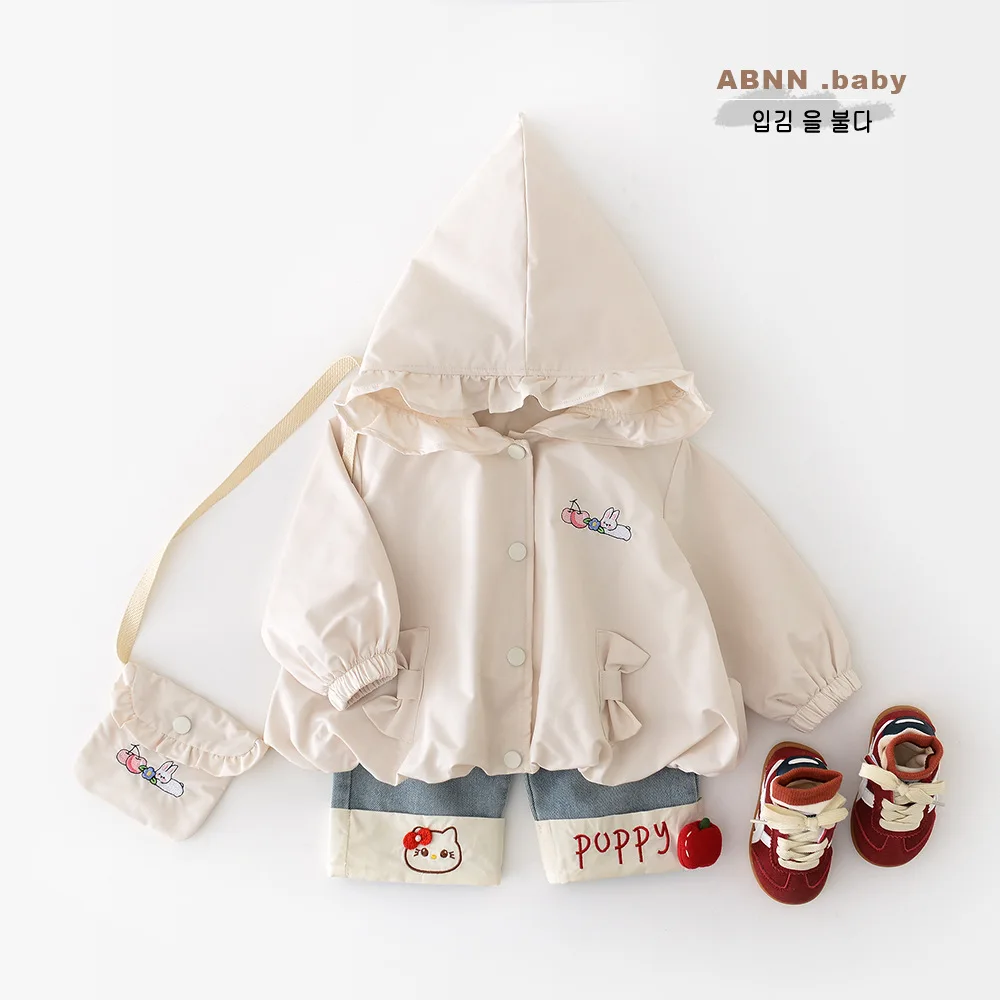 

Куртка с капюшоном и кроликом для девочек 2025 года — осеннее ветрозащитное пальто с мультяшной вышивкой и бантом, верхняя одежда для малышей