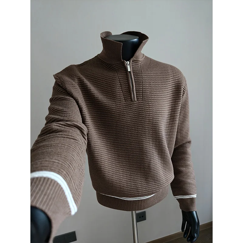 

Стильный белый мужской вязаный свитер с воротником с лацканами — идеально подходит для повседневного и официального ношения