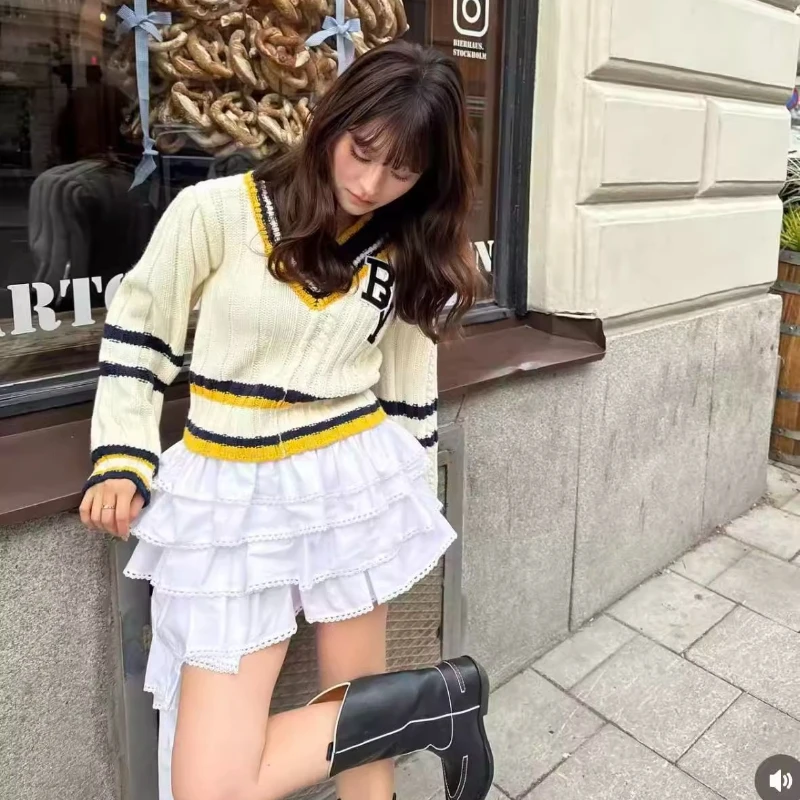 تنورة قصيرة غير منتظمة على الطراز الياباني لعام 2025 لربيع وخريف المرأة بخصر مطاطي من الدانتيل تنورة كعكة على شكل حرف v سترة يومية للسيدات