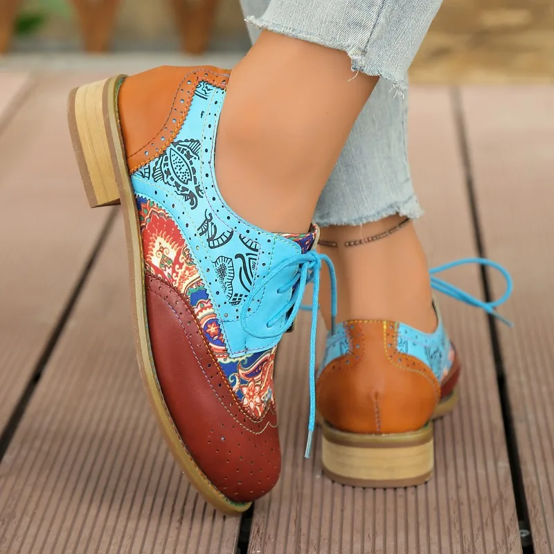 秋の新作ブリティッシュスタイル彫刻レースアップフラットシングルシューズレディースカラーブロックラウンドトゥカジュアルスモールレザーシューズ