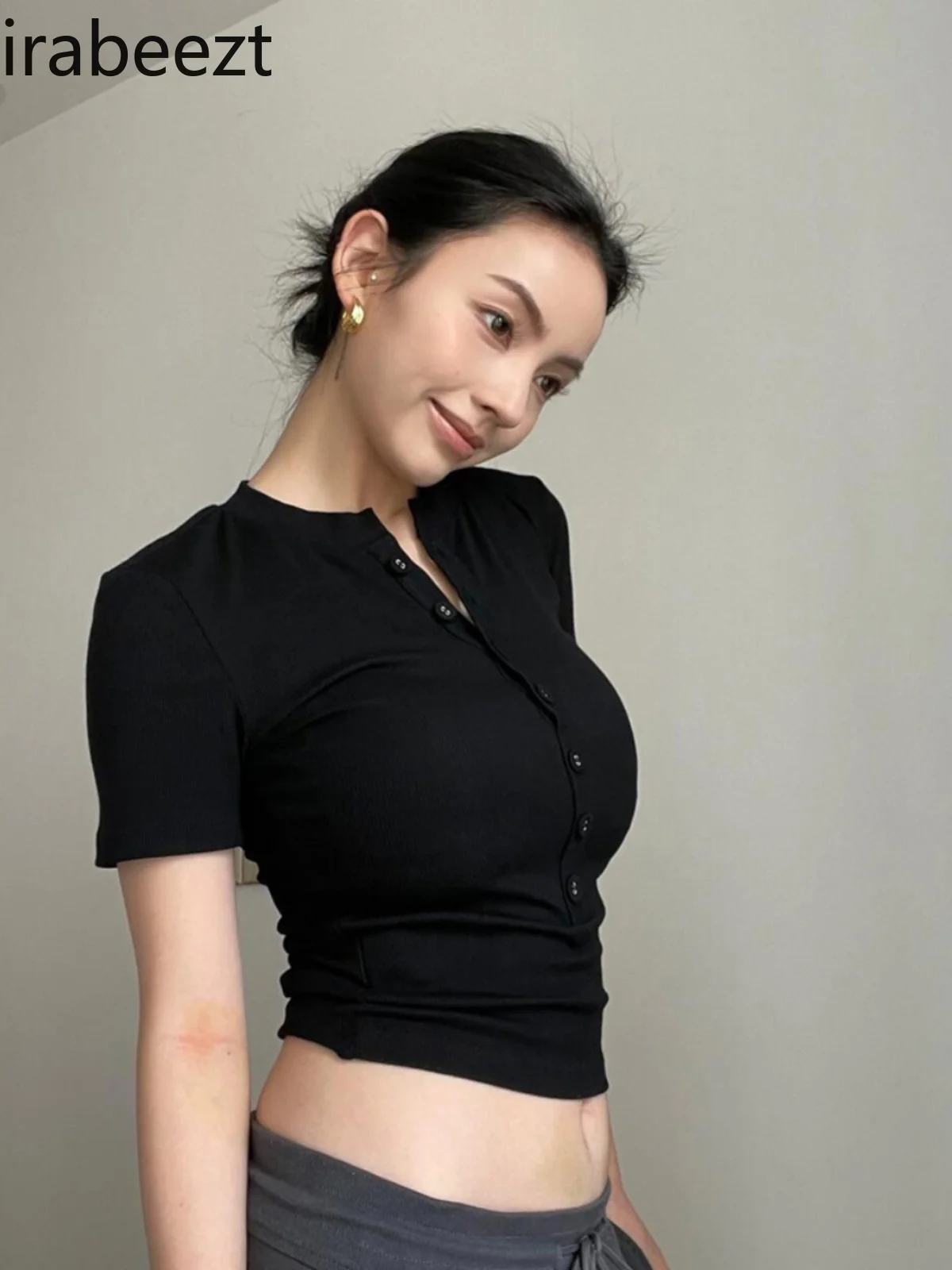 

Американская Ретро черная футболка с коротким рукавом женская тонкая летняя Тонкая блузка с открытыми плечами и пуговицами