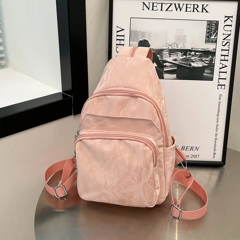 حقيبة ظهر جديدة خفيفة الوزن وصغيرة لعام 2025، حقيبة ساعي عصرية ومتعددة الاستخدامات، حقيبة صدر ركوب الخيل النسائية الشهيرة