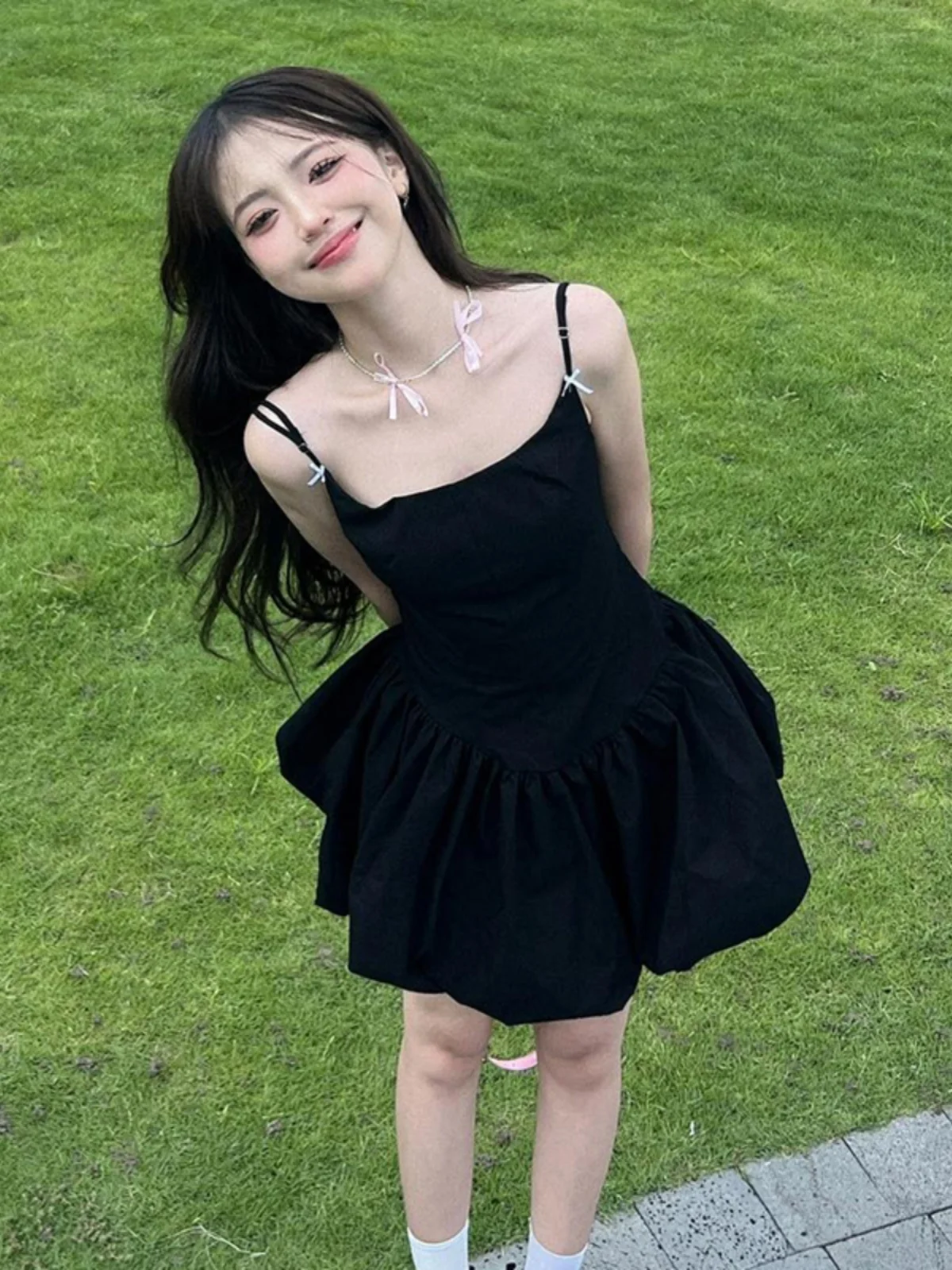 

Qianjin Princess Fashionable, Simple, and High End Waist Wrapped Small Black Dress French Flower Bud Sling Dress Trendy