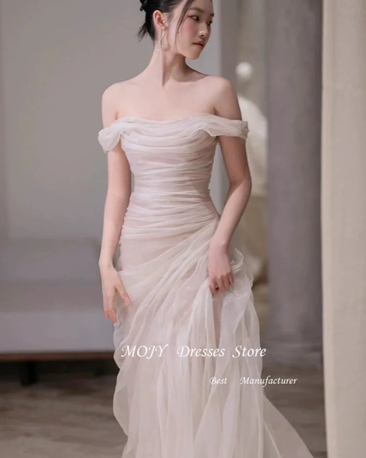 فستان زفاف أنيق وبسيط من Mojy، كتف بطول الأرض، كتف واحد مخصص، فستان زفاف كوري، تبادل لاطلاق النار على الصور ستنسينغدريس
