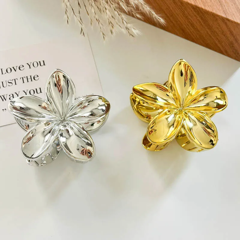 여성을위한 간단한 금색과 은색 Plumeria 헤어 클립 우아한 기질 반짝 이는 상어 클립 유행 소녀 포니 테일 헤어 클램프