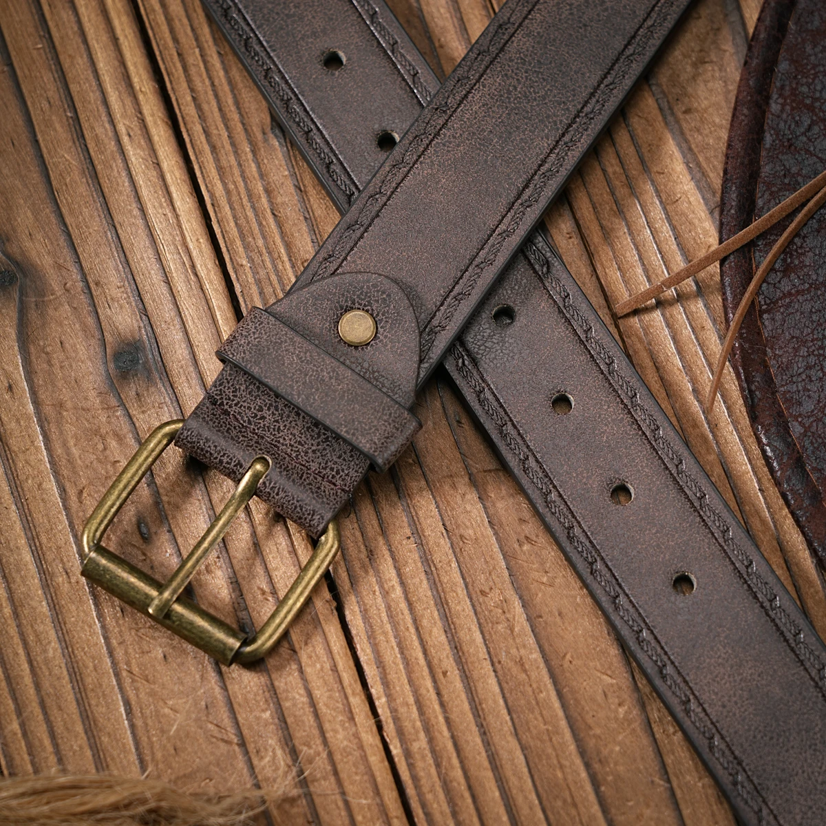 Ein passender Gürtel für Herren und Damen mit Retro-Knopfverschluss, PU-Kunstleder-Gürtel mit geprägtem Fadenmuster, lässiger Stil, vielseitig einsetzbar. – Detail 4