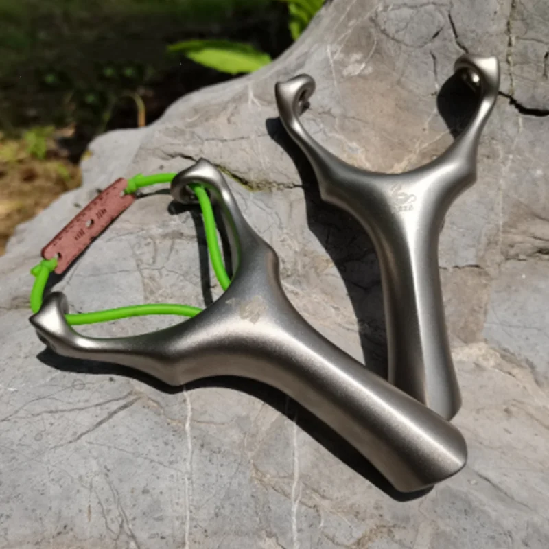 

High Quality Titanium Alloy Slingshot with Rubber Band Suitable for Novices Outdoor Hunting and Shooting Slingshot Catapult